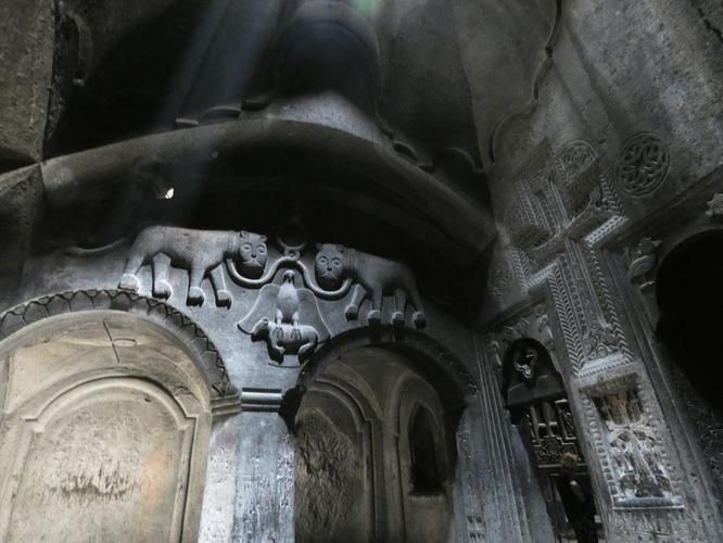 Новогодние гуляния в Армении: в гостях у религии, искусства и виноделия